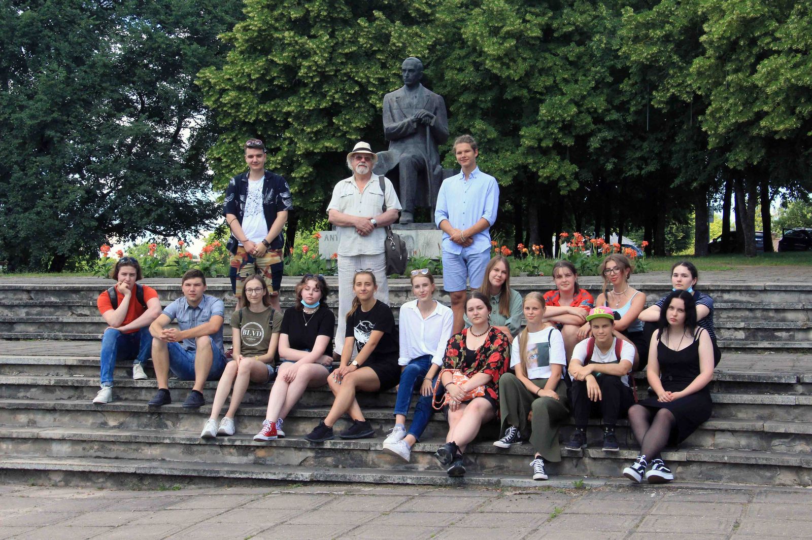 Jaunieji vasaros akademikai su Rimantu Vanagu prie A. Vienuolio paminklo. Ričardo Šileikos nuotrauka.